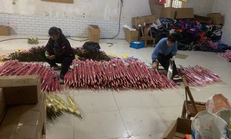 ह Hong क Kong ग्राहकहरुलाई शिपिंग छाताका लागि रसदहरू प्रयोग गर्दै